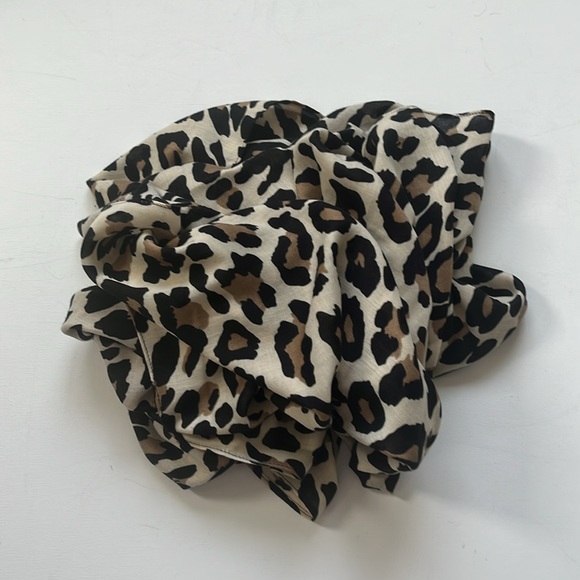 Chic Leopard Print Scarf - Picture 2 of 8